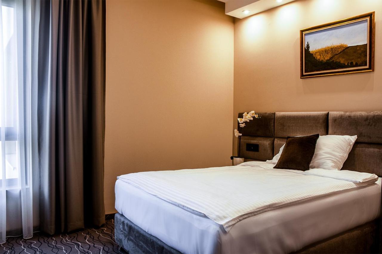 New Garni Hotel Filia Nova Pazova Exteriör bild