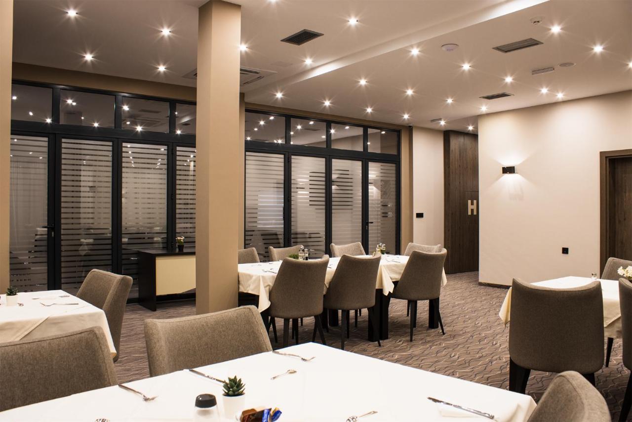 New Garni Hotel Filia Nova Pazova Exteriör bild